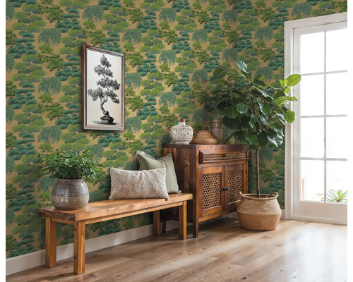 Místnost se zelenou tapetou se stromem, dřevěnou lavicí, skříní a hrnkovými rostlinami pro přírodní atmosféru