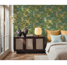 Ložnice s vzorovanou tapetou, komodou a postelí