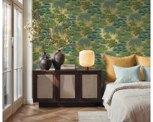 Ložnice s vzorovanou tapetou, komodou a postelí