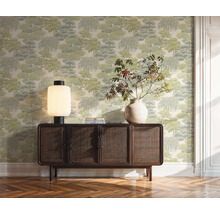 Obývací pokoj s vzorovanou tapetou, komodou, lampou a vázou