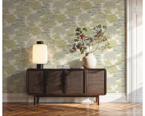 Obývací pokoj s vzorovanou tapetou, komodou, lampou a vázou