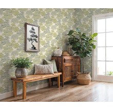 Ozdobný pokoj s tapetou se vzorem, dřevěnou lavicí, skříňkou a pokojovými rostlinami