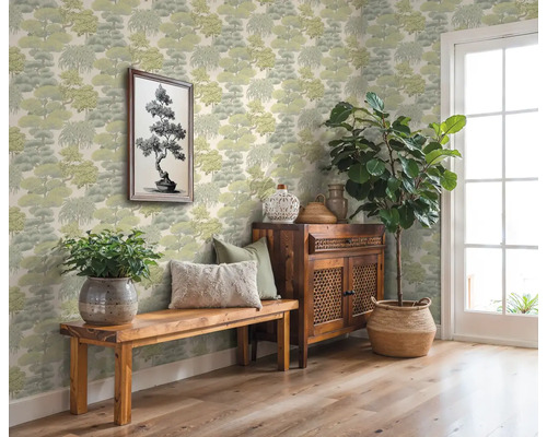 Ozdobný pokoj s tapetou se vzorem, dřevěnou lavicí, skříňkou a pokojovými rostlinami