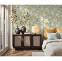 Ložnice s vzorovanou tapetou, komodou a postelí