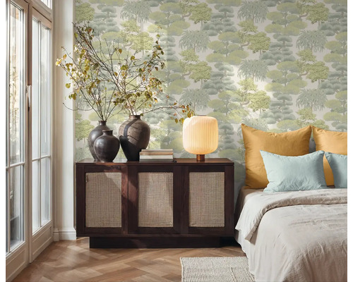 Ložnice s vzorovanou tapetou, komodou a postelí