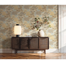 Dekorativní pokoj se vzorovanou tapetou, dřevěnou podlahou a příborníkem s lampou a vázou