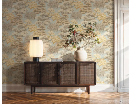 Dekorativní pokoj se vzorovanou tapetou, dřevěnou podlahou a příborníkem s lampou a vázou