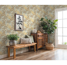 Dekorativní pokoj se vzorovanou tapetou, dřevěnou lavicí, skříňkou a pokojovými rostlinami pro útulnou atmosféru