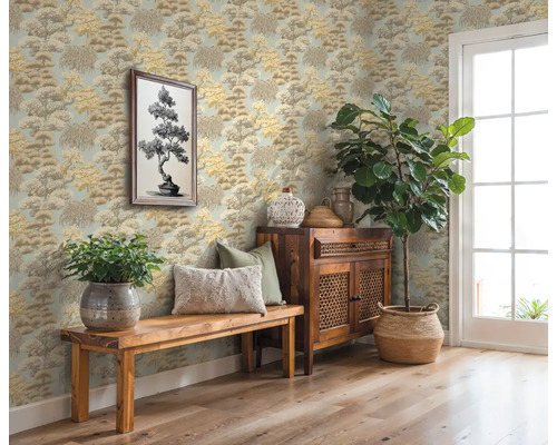 Dekorativní pokoj se vzorovanou tapetou, dřevěnou lavicí, skříňkou a pokojovými rostlinami pro útulnou atmosféru