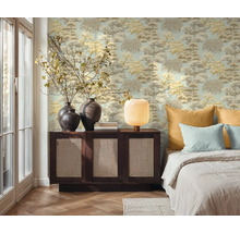 Dekorativní obývací pokoj s vzorovanou tapetou, komodou, lampou a postelí