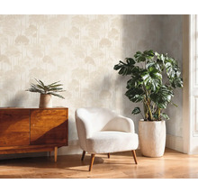 Obývací pokoj s tapetou se vzorem, křeslem a komodou