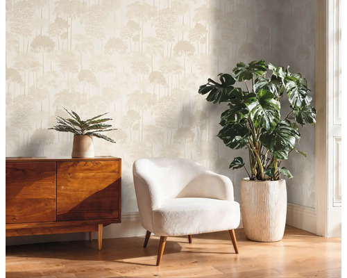 Obývací pokoj s tapetou se vzorem, křeslem a komodou