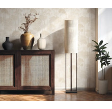 Obývací pokoj se skříňkou, vázami, stojací lampou a pokojovou rostlinou