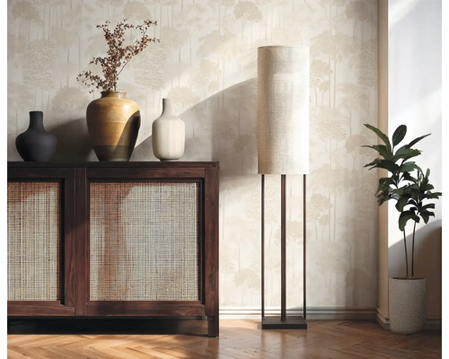 Obývací pokoj se skříňkou, vázami, stojací lampou a pokojovou rostlinou