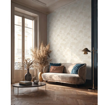 Obývací pokoj s pohovkou, stolem a vzorovanou tapetou