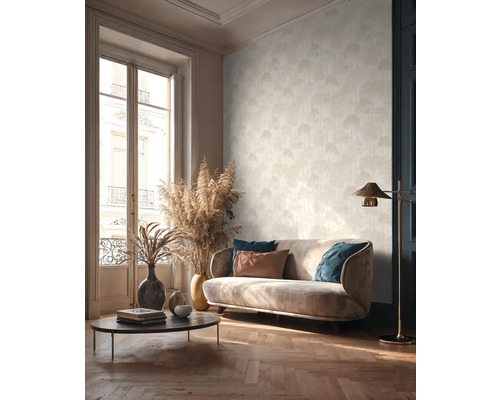 Obývací pokoj s pohovkou, stolem a vzorovanou tapetou