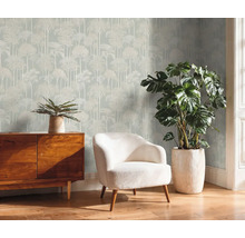 Obývací pokoj se stromovou tapetou, komodou, křeslem a hrnkovými rostlinami pro útulnou atmosféru