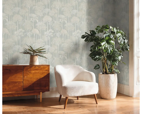 Obývací pokoj se stromovou tapetou, komodou, křeslem a hrnkovými rostlinami pro útulnou atmosféru