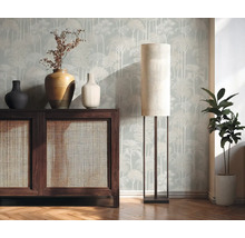 Interiérový pohled s dřevěnou komodou, stolní lampou a pokojovou rostlinou před vzorovanou tapetou