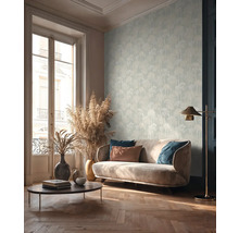 Obývací pokoj s pohovkou, konferenčním stolkem, stojací lampou a tapetou se stromovým vzorem