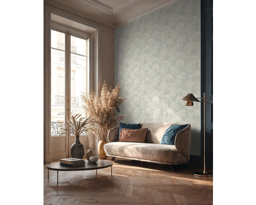 Obývací pokoj s pohovkou, konferenčním stolkem, stojací lampou a tapetou se stromovým vzorem