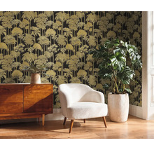 Obývací pokoj s komodou, křeslem, pokojovou rostlinou a tapetou s motivem stromů