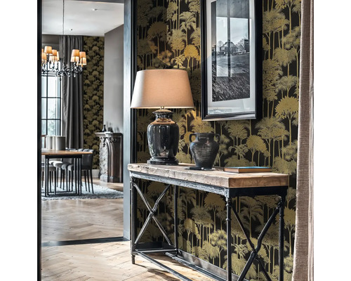 Vstupní prostor s konzolí, lampou a vzorovanou tapetou