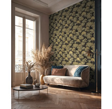 Obývací pokoj s pohovkou, konferenčním stolkem a vzorovanou tapetou