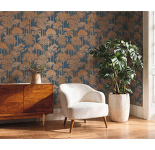 Scéna s komodou, křeslem a stěnou s tapetou se vzorem stromů