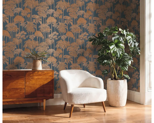 Scéna s komodou, křeslem a stěnou s tapetou se vzorem stromů