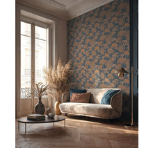 Obývací pokoj s pohovkou, konferenčním stolkem, stojací lampou a nástěnnou tapetou se vzorem stromů