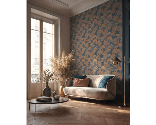 Obývací pokoj s pohovkou, konferenčním stolkem, stojací lampou a nástěnnou tapetou se vzorem stromů