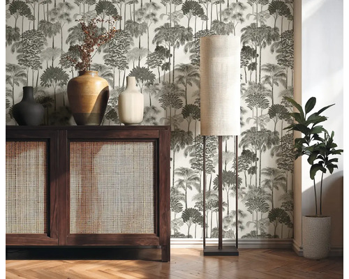 Návrh interiéru s komodou, stojací lampou a vzorovanou tapetou pro útulnou atmosféru.