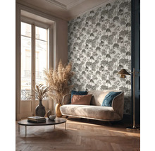 Obývací pokoj s pohovkou, konferenčním stolkem, stojací lampou a vzorovanou tapetou