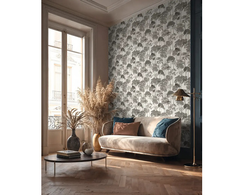 Obývací pokoj s pohovkou, konferenčním stolkem, stojací lampou a vzorovanou tapetou