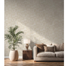 Obývací pokoj s béžovou tapetou s palmami, pohovkou, odkládacím stolkem a pokojovou rostlinou