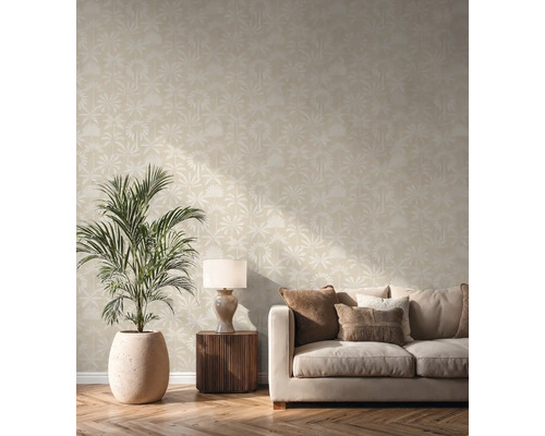 Obývací pokoj s béžovou tapetou s palmami, pohovkou, odkládacím stolkem a pokojovou rostlinou