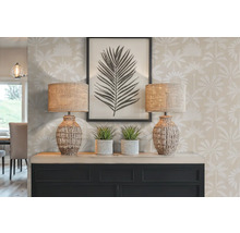 Dekorativní scéna se dvěma stolními lampami, pokojovými rostlinami, zarámovaným obrázkem listu a konzolí