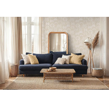 Obývací pokoj s modrou pohovkou, dřevěným stolem, zrcadlem a kobercem