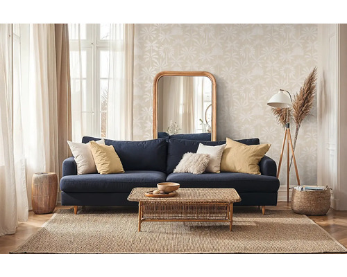 Obývací pokoj s modrou pohovkou, dřevěným stolem, zrcadlem a kobercem