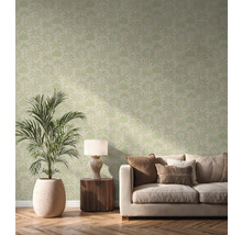 Obývací pokoj s pohovkou, odkládacím stolkem, lampou, pokojovou rostlinou v květináči a tapetou s motivem palem