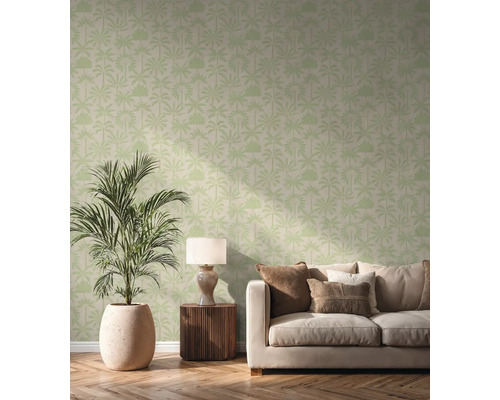 Obývací pokoj s pohovkou, odkládacím stolkem, lampou, pokojovou rostlinou v květináči a tapetou s motivem palem