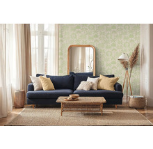 Obývací pokoj s pohovkou, stolem, zrcadlem a tapetou s motivem palem