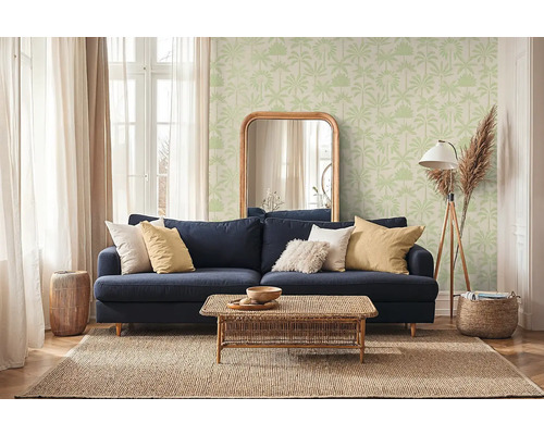 Obývací pokoj s pohovkou, stolem, zrcadlem a tapetou s motivem palem