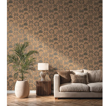 Obývací pokoj s pohovkou, pokojovou rostlinou a vzorovanou tapetou