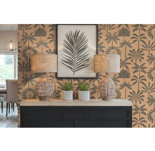 Dekorativní interiér se vzorovanými tapetami, dvě stolní lampy, pokojové rostliny a zarámovaný potisk listu