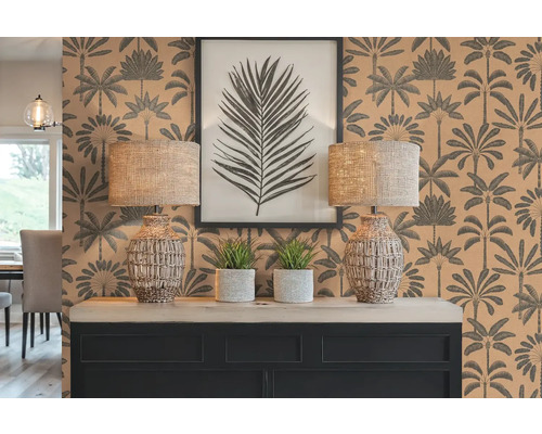 Dekorativní interiér se vzorovanými tapetami, dvě stolní lampy, pokojové rostliny a zarámovaný potisk listu