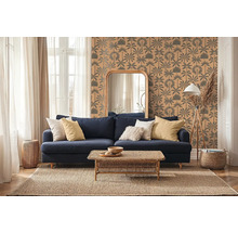 Obývací pokoj s modrou pohovkou, dřevěným stolem, zrcadlem a vzorovanou tapetou