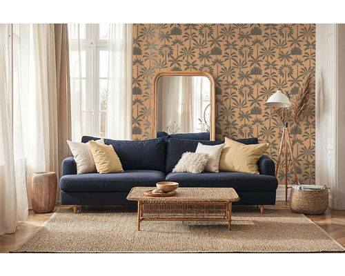 Obývací pokoj s modrou pohovkou, dřevěným stolem, zrcadlem a vzorovanou tapetou