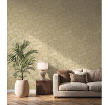 Obývací pokoj s vzorovanou tapetou, pohovkou, stolní lampou a pokojovou rostlinou